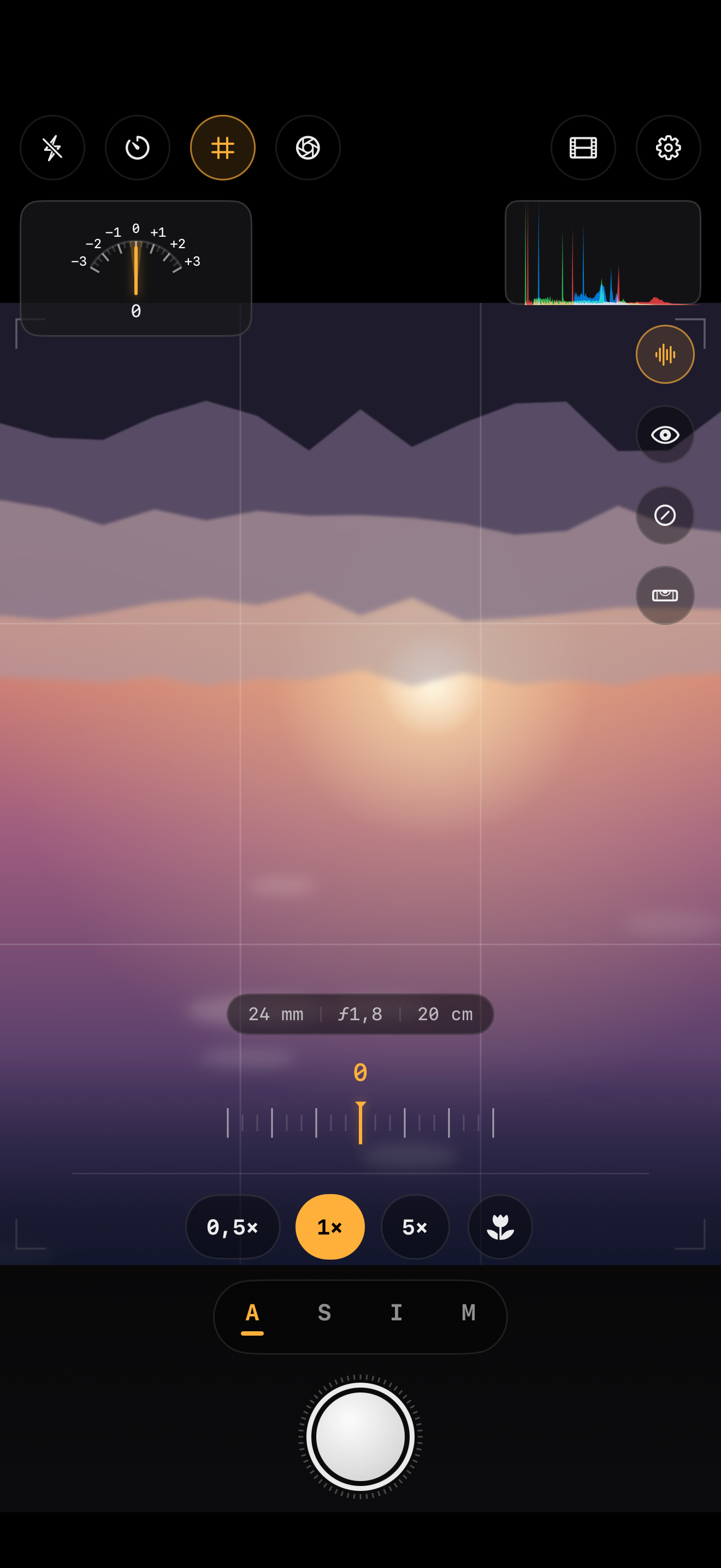 Schermata di Scatto con istogramma live e overlay di focus peaking attivi